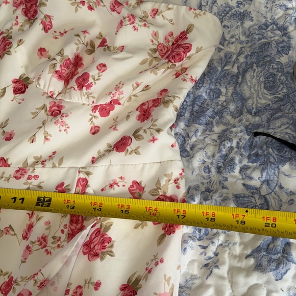 Chic Floral Midi Dress in White and Pink - Picture 9 of 11